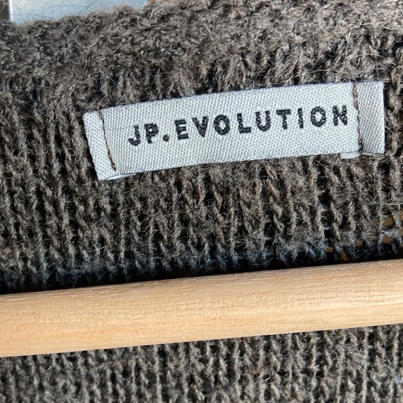 Brown knit poncho with scalloped overlay pattern - Picture 3 of 7